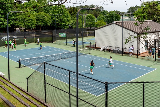 英姿飒爽美少年， 网球赛上逞英豪